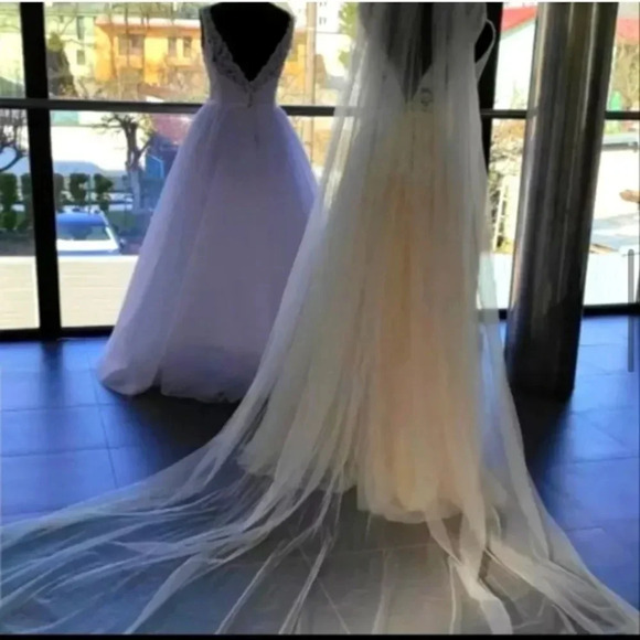 Elegant White Bridal Veil - Picture 7 of 15